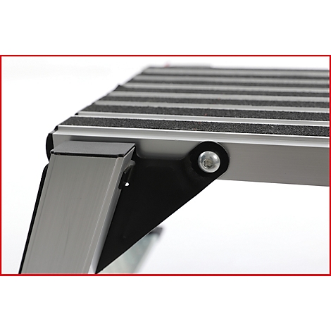 Detailaufnahme einer Aluminium-Trittstufe mit schwarzer rutschfester Oberfläche und sichtbaren Verschraubungen.